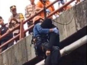 Viral !!! … Guru Tampan Tewas Gantung Diri di Flyover